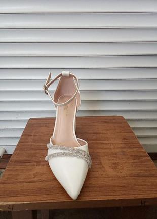 Босоніжки закриті