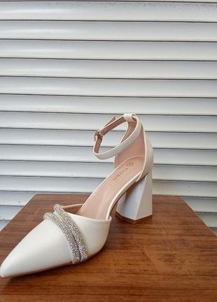 Босоніжки закриті