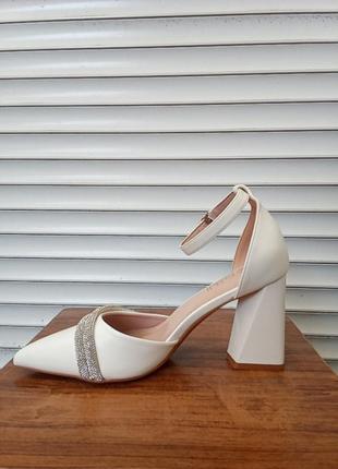 Босоніжки закриті