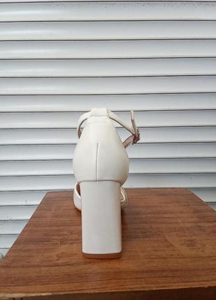 Босоніжки закриті