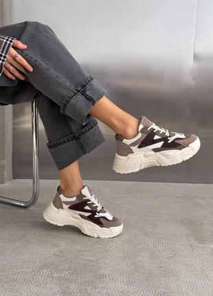 Женские кроссовки с бежевыми и коричневыми вставками
