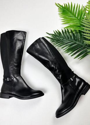 Чорні високі шкіряні чоботи з пряжкою