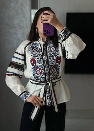 Вишиванка з яскравим орнаментом у традиційному стилі.