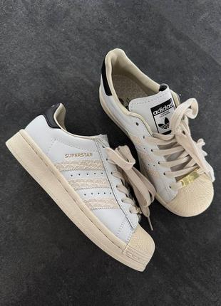 Класні жіночі кросівки adidas superstar white beige logo premium молочно-бежеві