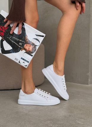 Белые прошитые кеды из натуральной кожи