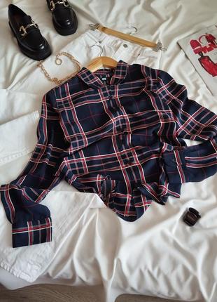 Темно-синяя шифоновая рубашка в клетку uniqlo.