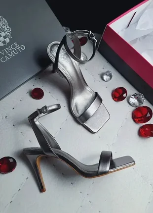 Vince camuto оригінал сріблясті шкіряні босоніжки на шпильці