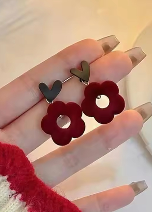 Серьги черные матовые сердца бархатные цветочки