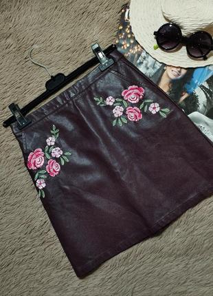 Красивая кожаная юбка с вышивкой/юбка из эко кожи