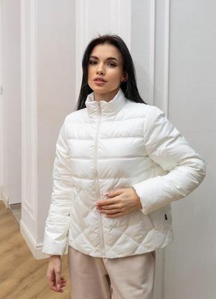 Куртка жіноча коротка з плащової тканини, стьобана, демісезонна, молочна
