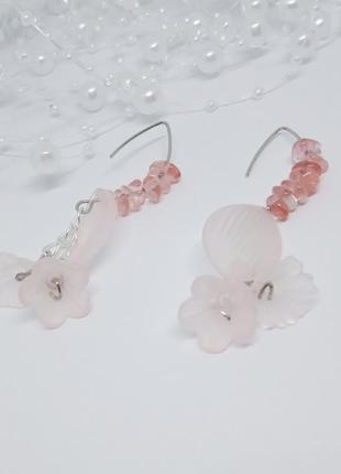 Серьги женские с натуральными камнями ( красный арбуз 3-5 мм) длинные.