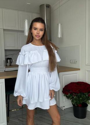 Женское короткое платье мини с двойной пышной юбкой с кружевом с рукавами фонариками а-силуэта вечерняя расклешенная с рюшами и оборками белая