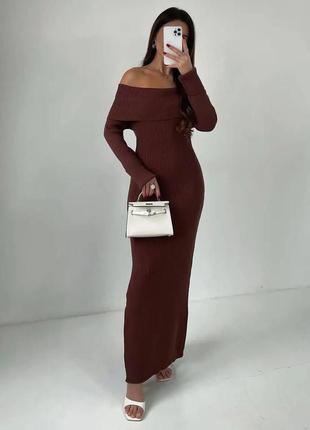 Платье с открытыми плечами мягко