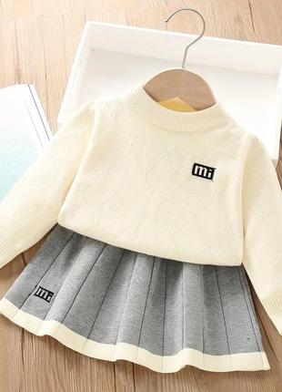 Теплый вязаный костюм с юбкой на девочку