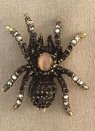 Брошь с гранатовым стеклом