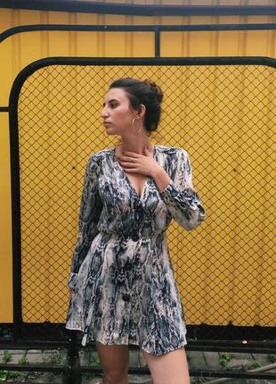 Платье змеиное принт zara