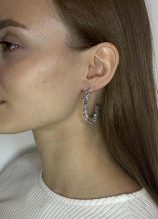 Изящные серьги, блестят на свету, камни цирконий