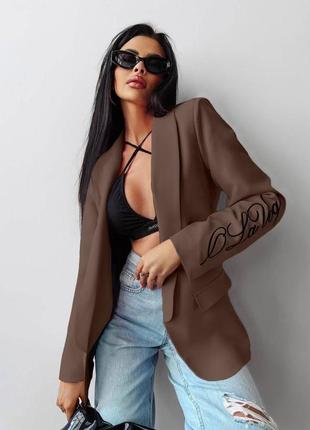 Жіночий подовжений піджак без підкладки з вишивкою на рукаві мод 870