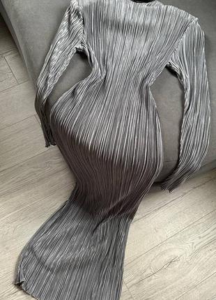 Платье alaia структурное силуэтное свободное волнистое серебряное, красное, фуксия с наплечниками длинная с длинными рукавами с разрезом сзади