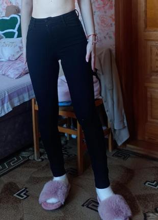 Черные джинсы