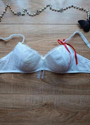 Белый с кружевом нежный бюстгалтер triumph с вставками