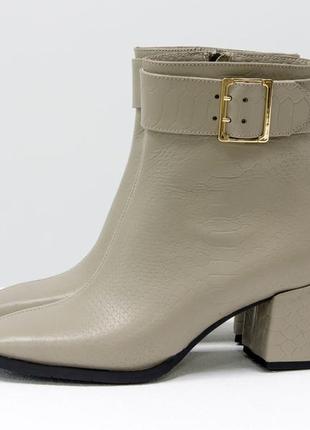 Ботинки  из итальянской кожи бежевого цвета с текстурой питон на каблуке 6 см