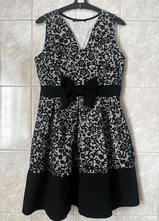 Фантастическое стильное платье с узором и бантом на талии от бренда quiz