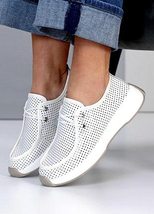 Білі мокасини