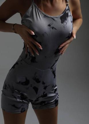 Комбинезон комбез с имитацией пуш-ап на попе.