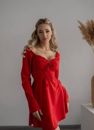 Роскошное красное короткое платье с красивым декольте длинный рукав