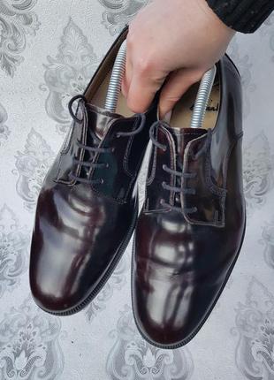 Шикарні добротні лакові шкіряні туфлі дербі з металевими набойками clarks