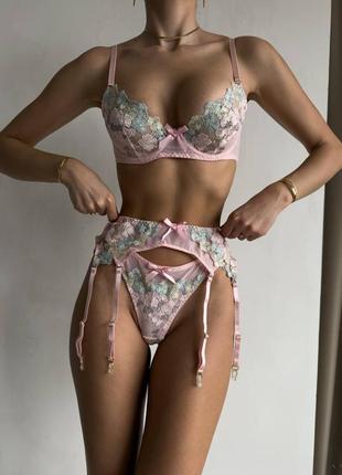 Нежный комплект с поясом и гартерами