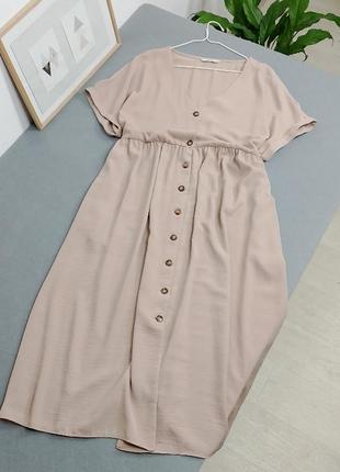 Длинное пудровое платье на пуговицах свободное свободного кроя оверсайз с коротким рукавом на лето большого размера