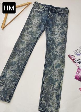 Джинсы женские слим в цветочный принт с низкой посадкой от бренда hm skinny low waist 28/31