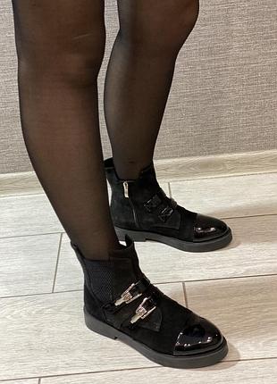 Стильные демисезонные сапоги из натурального замша и лаковым носочком.