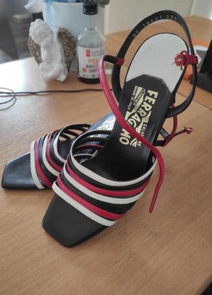 Крутезні шкіряні босоніжки італія від salvatore ferragamo