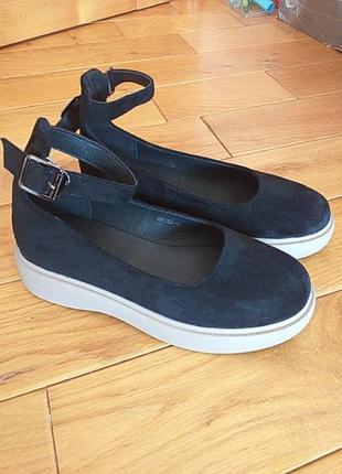 Чорні замшеві туфлі лофери з поясом