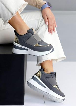 Популярные женские сникерсы цвет серый, мягкие, на резинке, усыпаны камушками, скрытая танкетка, спо