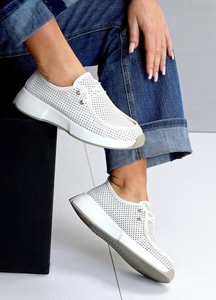 Стильные белые мокасины кожаные девчачье на каждый день, перфорация, мокасины на шнурках, популярная