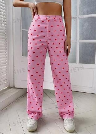 Розовые брюки в сердечки shein