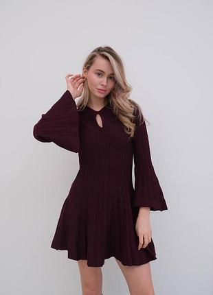 Отличное короткое платье с вырезом в форме капли и расклешенными рукавами🩷