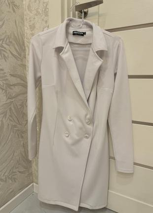 Жіноча біла сукня