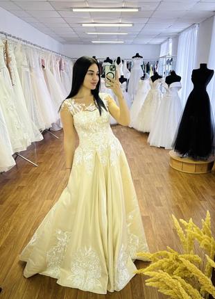 Королівська весільна сукня