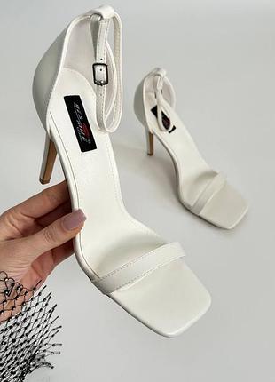 Класичні білі босоніжки на шпильці босоніжки на каблуку з квадратним носком босоніжки на шпильках босоніжки з квадратним мисом босоніжки на підборах