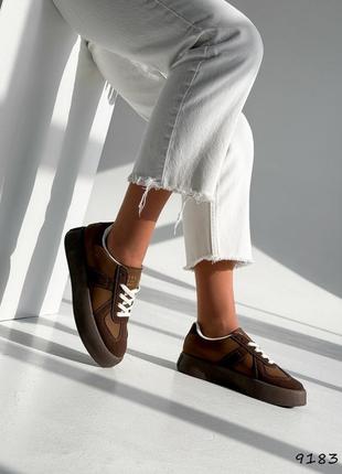 Кросівки жіночі