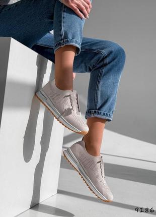 Жіночі кросівки