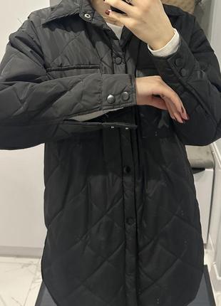 Черная стеганая куртка oversize