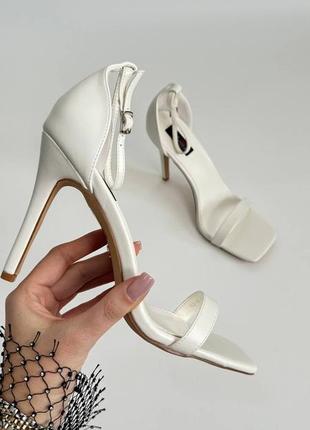 Класичні білі босоніжки на каблуку босоніжки з квадратним носком на шпильці босоніжки на шпильках з квадратним мисом білі босоніжки на підборах