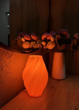 Яскрава настільна лампа, нічник