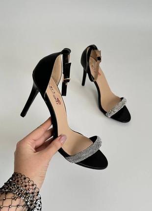 Босоніжки чорні на шпильці з блискітками босоніжки з камінчиками чорні босоніжки на каблуку босоніжки з камінцями на підборі